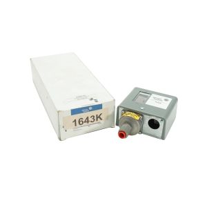 Vilter 1643K, Switch 20IN-100# Unloader Pressure SPDT Ammonia. Image of  the box and pressure switch.